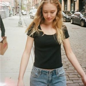 BRANDY MELVILLE WALLACE TOP - NWT - BLACK CROP TEE SHIRT